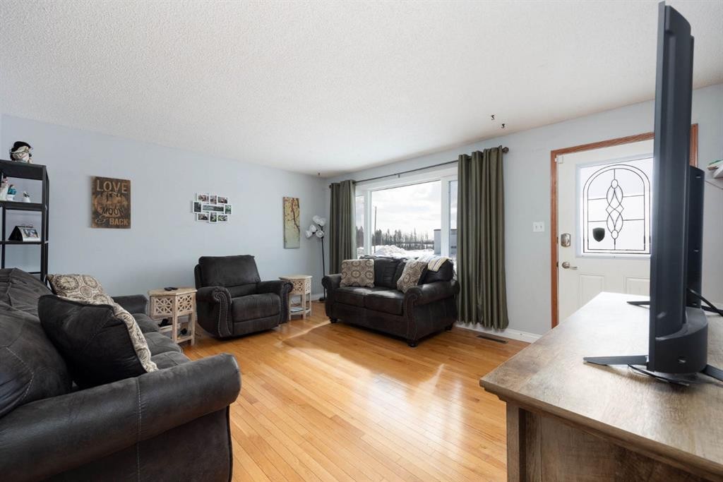 100 Christina Drive, Anzac, AB - Indoor Photo Showing Living Room