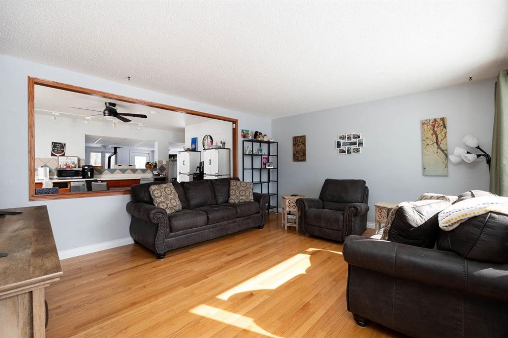 100 Christina Drive, Anzac, AB - Indoor Photo Showing Living Room