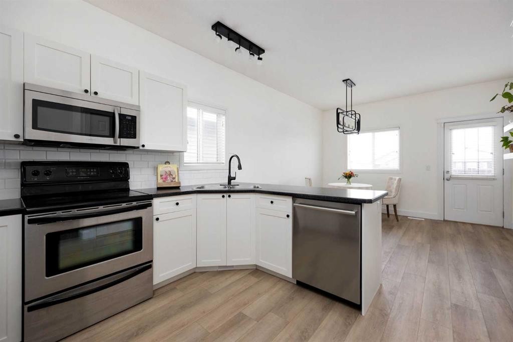 362 Pacific Crescent, Fort Mcmurray, AB - Indoor Photo Showing Kitchen