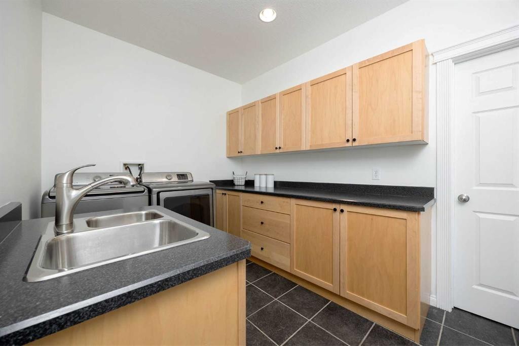 362 Pacific Crescent, Fort Mcmurray, AB - Indoor Photo Showing Kitchen With Double Sink
