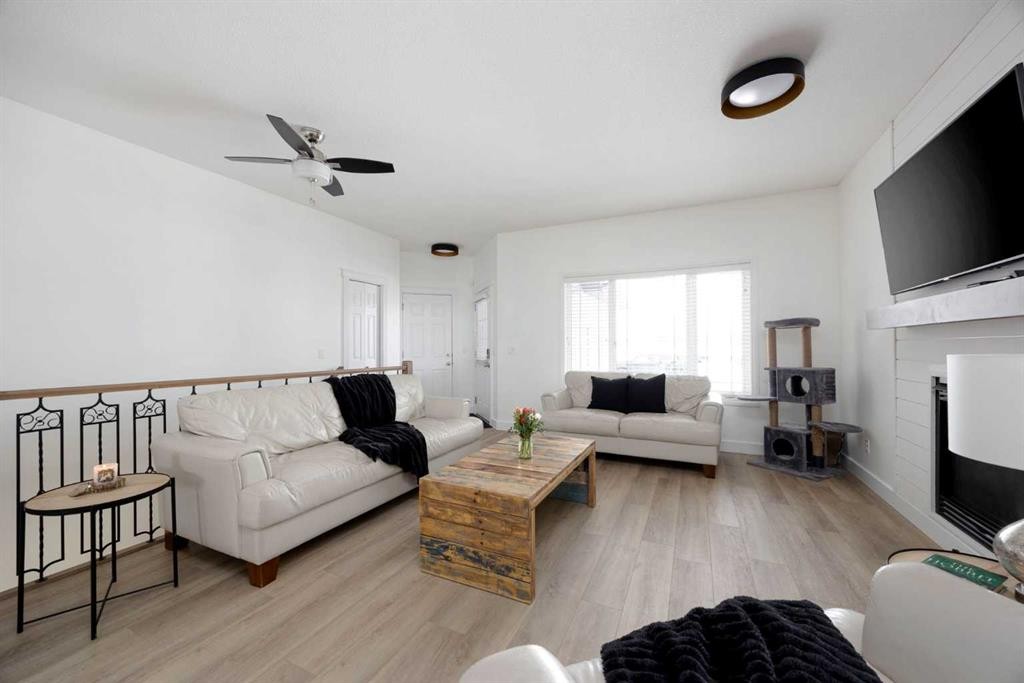 362 Pacific Crescent, Fort Mcmurray, AB - Indoor Photo Showing Living Room