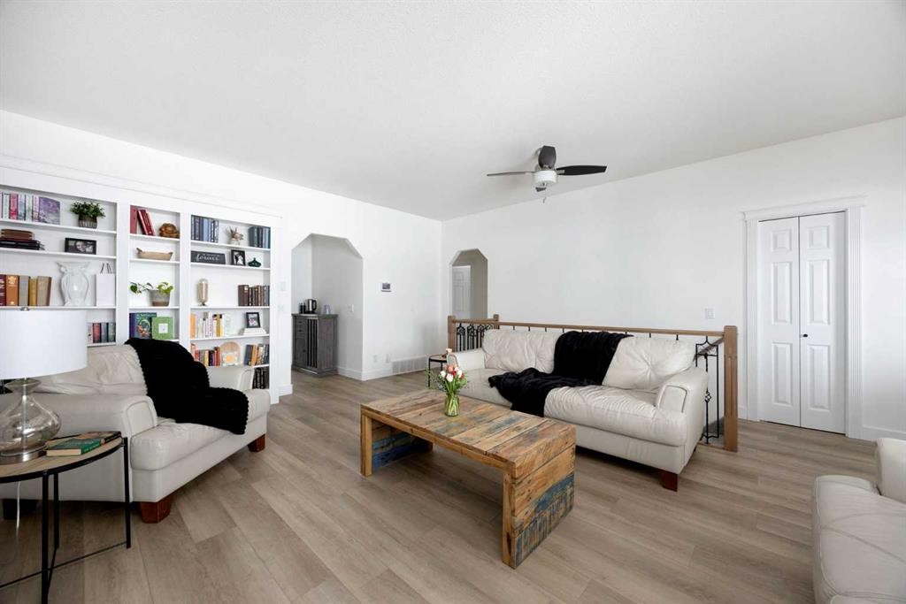 362 Pacific Crescent, Fort Mcmurray, AB - Indoor Photo Showing Living Room