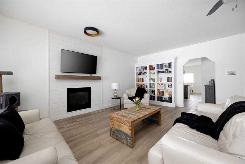 362 Pacific Crescent, Fort Mcmurray, AB - Indoor Photo Showing Living Room With Fireplace