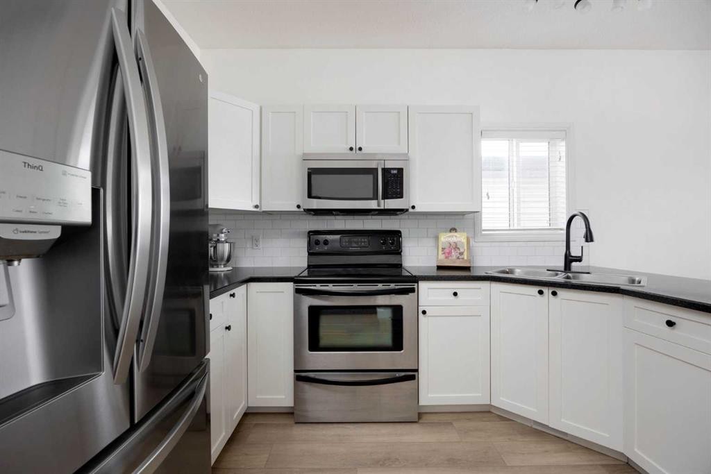 362 Pacific Crescent, Fort Mcmurray, AB - Indoor Photo Showing Kitchen With Double Sink