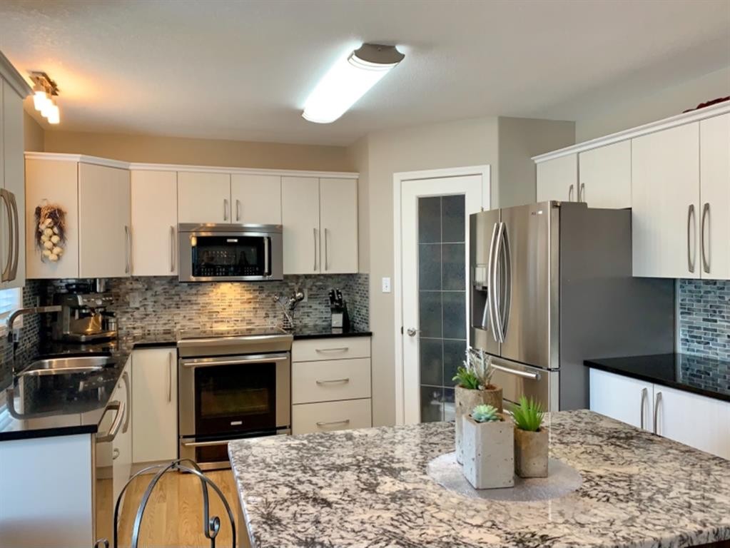 9106 93 Ave, Lac La Biche, AB - Indoor Photo Showing Kitchen With Upgraded Kitchen