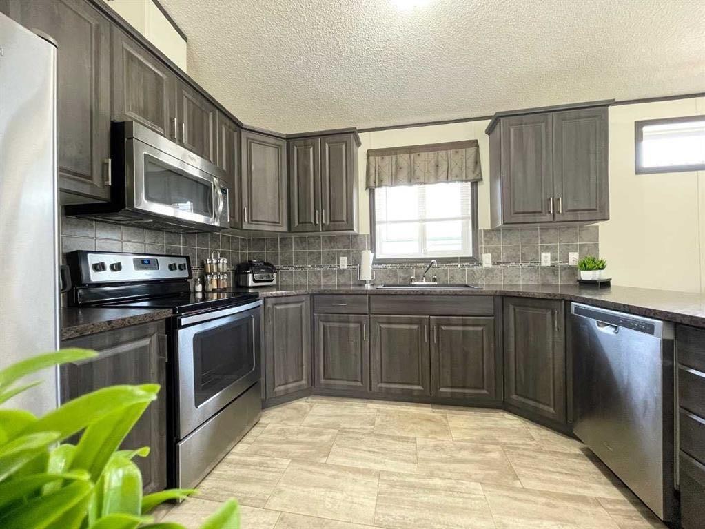 145 Caouette Crest, Fort Mcmurray, AB - Indoor Photo Showing Kitchen With Stainless Steel Kitchen With Upgraded Kitchen