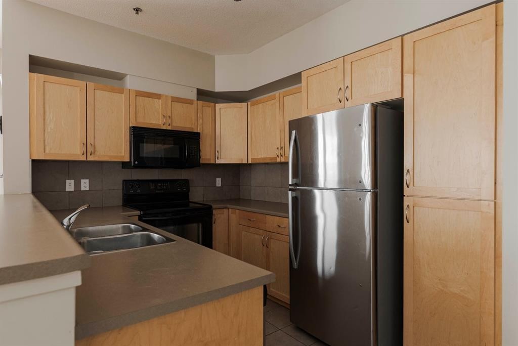 204-100 Denholm Gate, Fort Mcmurray, AB - Indoor Photo Showing Kitchen With Double Sink