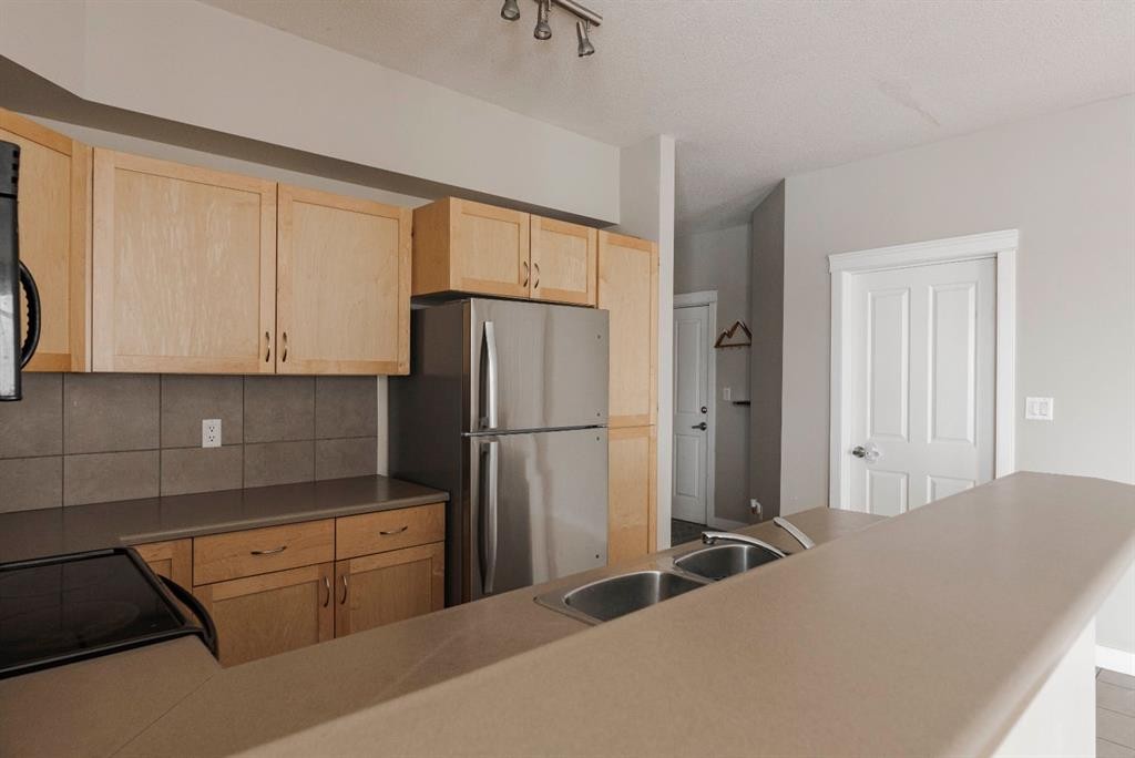 204-100 Denholm Gate, Fort Mcmurray, AB - Indoor Photo Showing Kitchen With Double Sink
