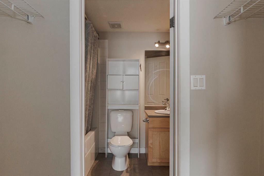 204-100 Denholm Gate, Fort Mcmurray, AB - Indoor Photo Showing Bathroom