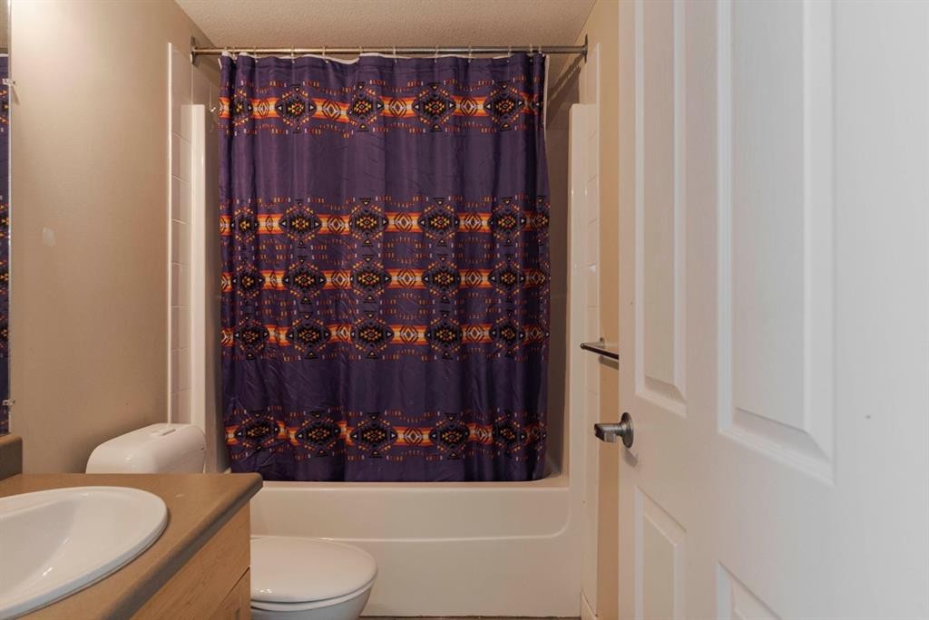 204-100 Denholm Gate, Fort Mcmurray, AB - Indoor Photo Showing Bathroom