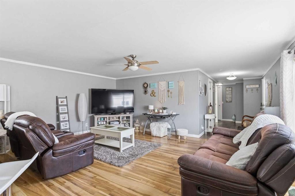 344 Grey Crescent, Fort Mcmurray, AB - Indoor Photo Showing Living Room