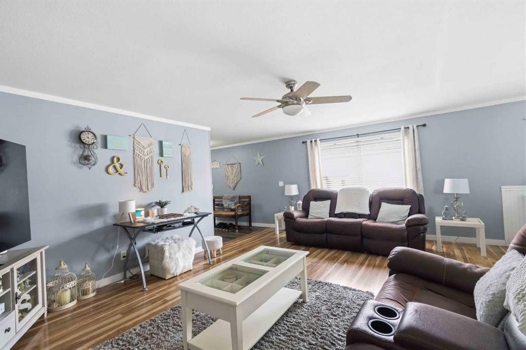 344 Grey Crescent, Fort Mcmurray, AB - Indoor Photo Showing Living Room