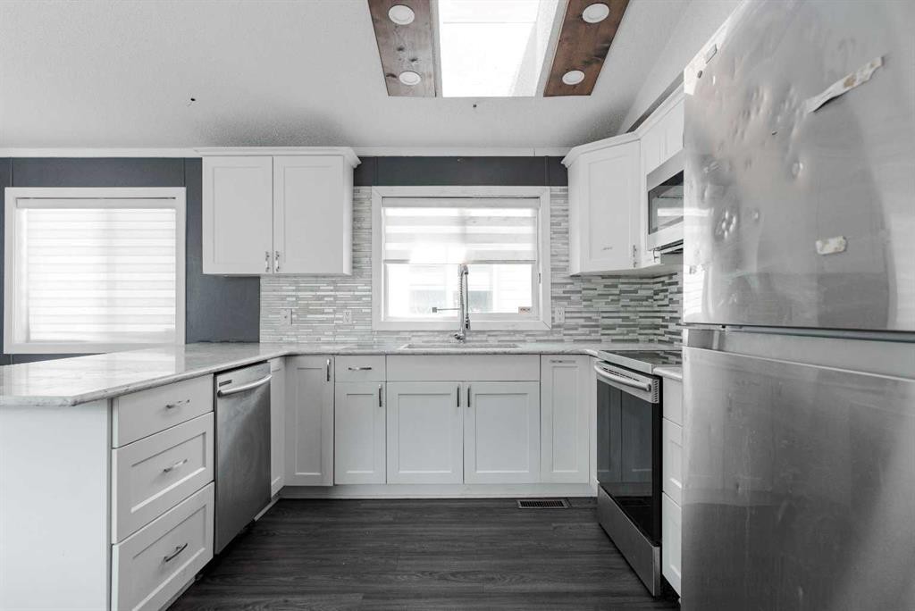 216 Harpe Way, Fort Mcmurray, AB - Indoor Photo Showing Kitchen With Upgraded Kitchen