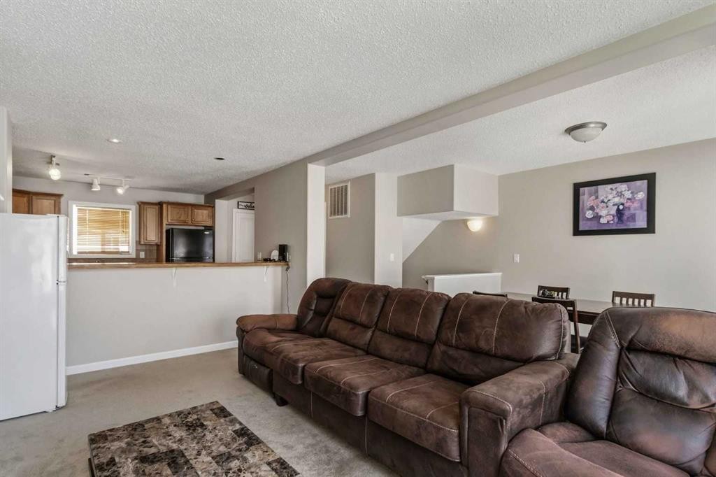 93-313 Millennium Drive, Fort Mcmurray, AB - Indoor Photo Showing Living Room