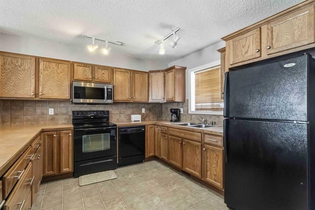 93-313 Millennium Drive, Fort Mcmurray, AB - Indoor Photo Showing Kitchen With Double Sink