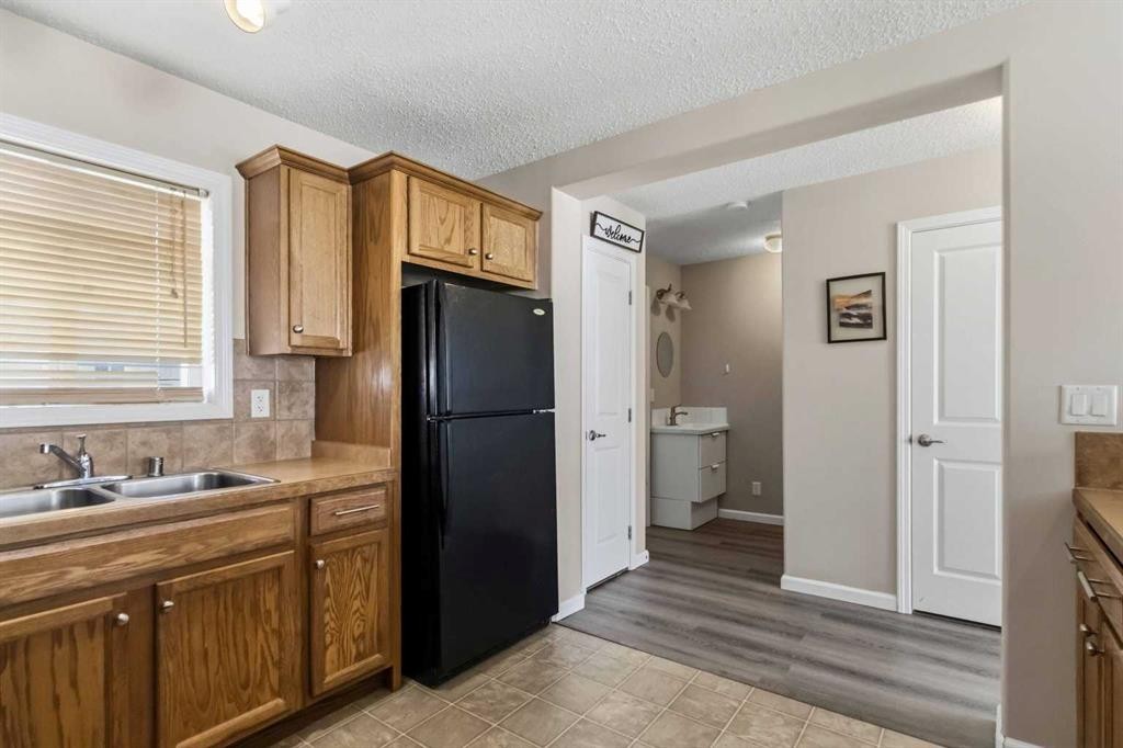 93-313 Millennium Drive, Fort Mcmurray, AB - Indoor Photo Showing Kitchen With Double Sink