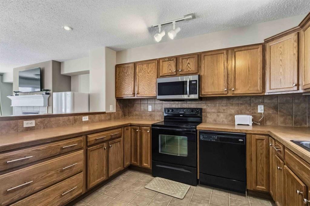 93-313 Millennium Drive, Fort Mcmurray, AB - Indoor Photo Showing Kitchen With Double Sink