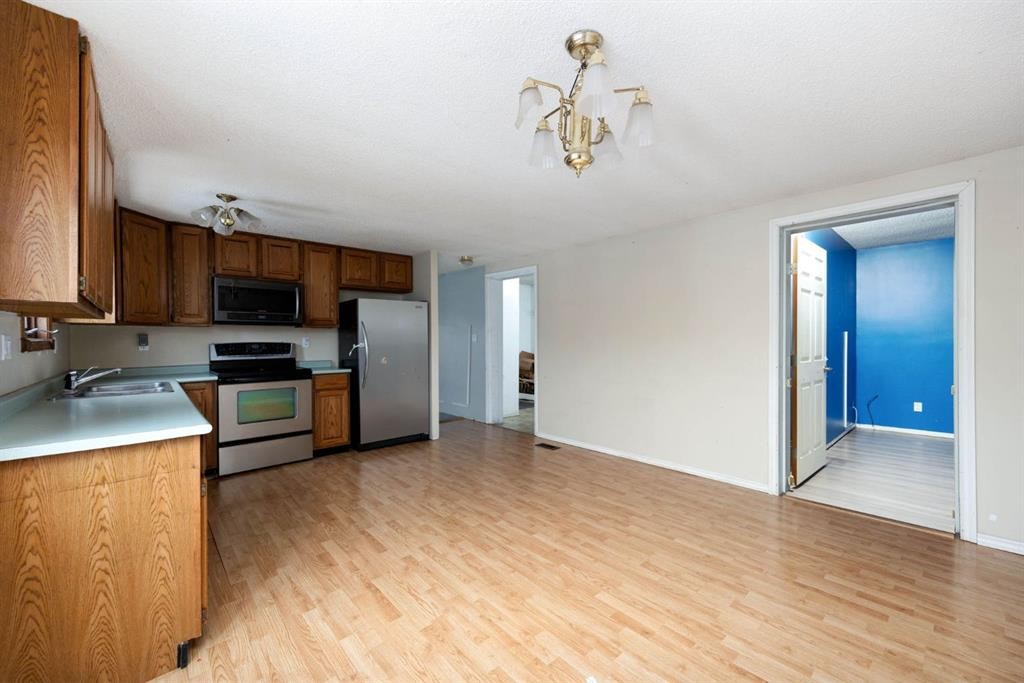 132 Grenada Place, Fort Mcmurray, AB - Indoor Photo Showing Kitchen With Double Sink