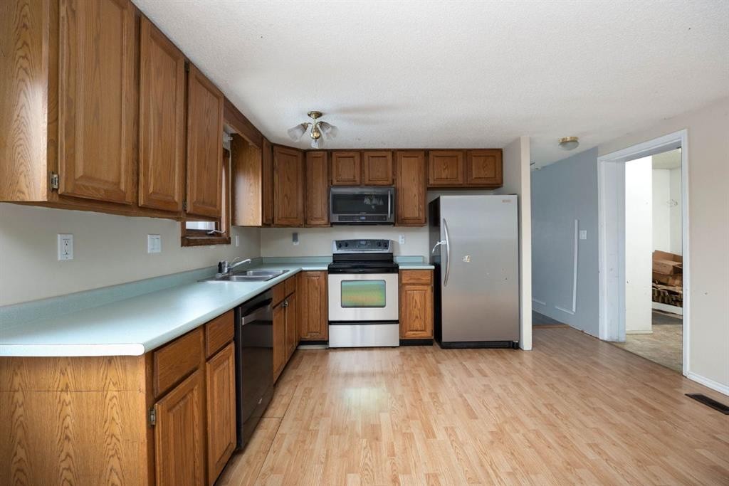 132 Grenada Place, Fort Mcmurray, AB - Indoor Photo Showing Kitchen With Double Sink