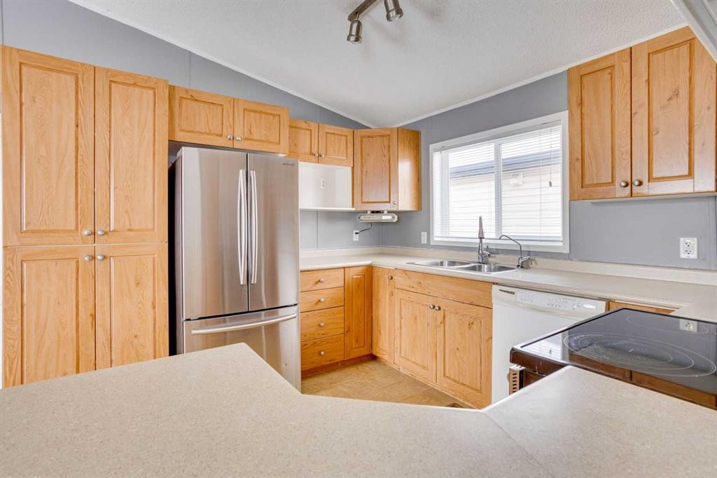 377 Ash Way, Fort Mcmurray, AB - Indoor Photo Showing Kitchen With Double Sink