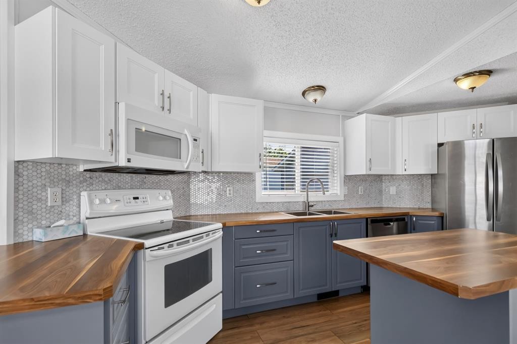 177 Couture Lane, Fort Mcmurray, AB - Indoor Photo Showing Kitchen With Double Sink