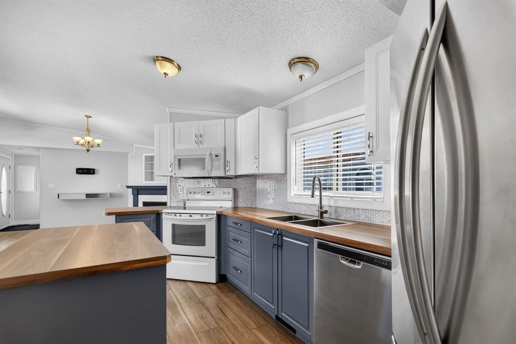 177 Couture Lane, Fort Mcmurray, AB - Indoor Photo Showing Kitchen With Double Sink