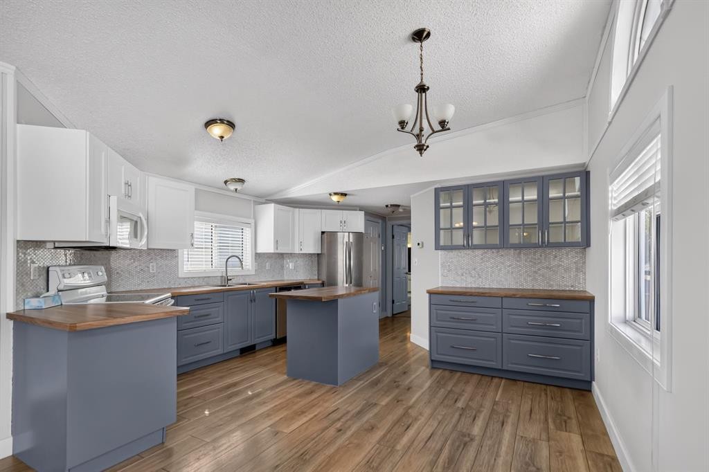 177 Couture Lane, Fort Mcmurray, AB - Indoor Photo Showing Kitchen With Upgraded Kitchen