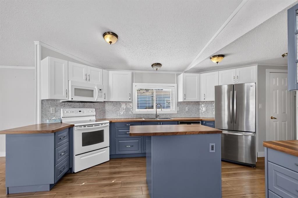 177 Couture Lane, Fort Mcmurray, AB - Indoor Photo Showing Kitchen
