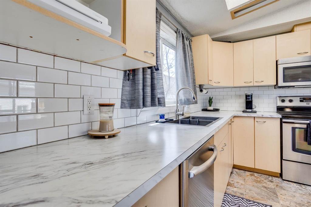 123 Hunter Place, Fort Mcmurray, AB - Indoor Photo Showing Kitchen With Stainless Steel Kitchen With Double Sink