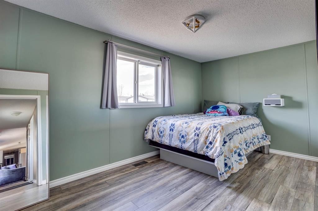 123 Hunter Place, Fort Mcmurray, AB - Indoor Photo Showing Bedroom