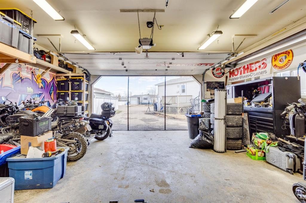 123 Hunter Place, Fort Mcmurray, AB - Indoor Photo Showing Garage