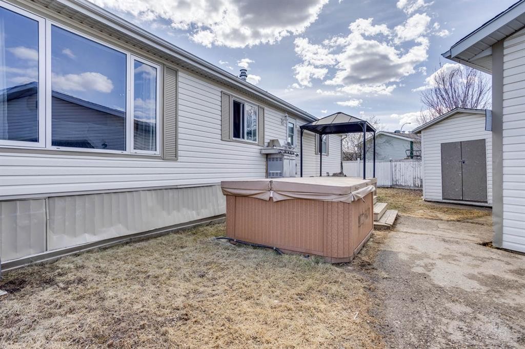 123 Hunter Place, Fort Mcmurray, AB - Outdoor With Exterior