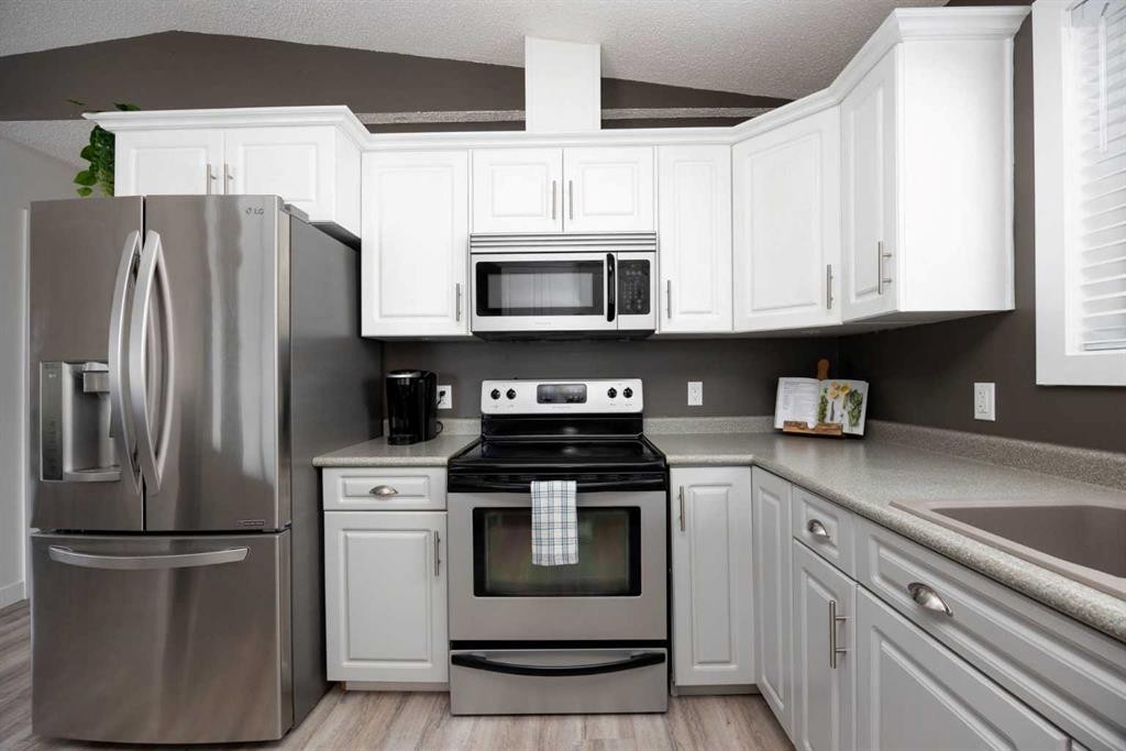 150 Pacific Crescent, Fort Mcmurray, AB - Indoor Photo Showing Kitchen With Stainless Steel Kitchen