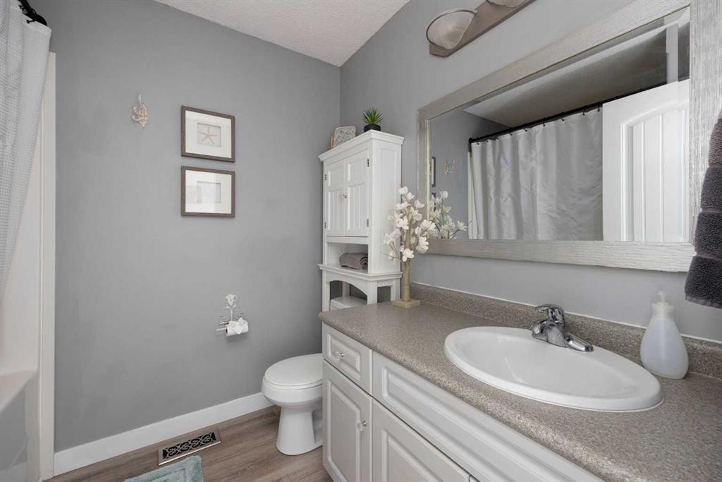 150 Pacific Crescent, Fort Mcmurray, AB - Indoor Photo Showing Bathroom