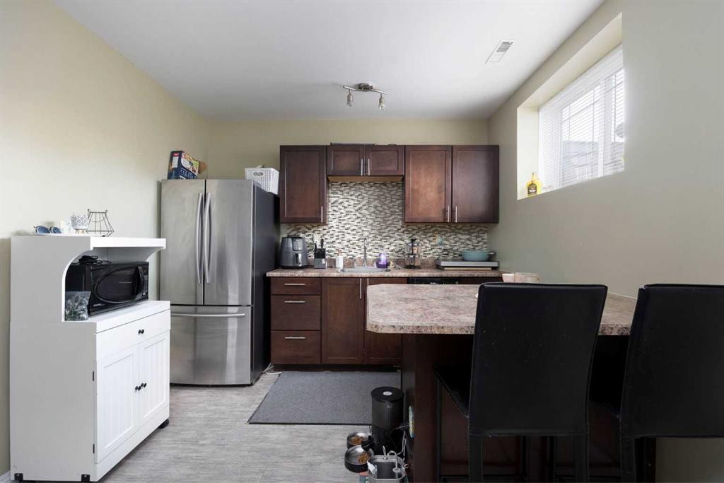 150 Pacific Crescent, Fort Mcmurray, AB - Indoor Photo Showing Kitchen