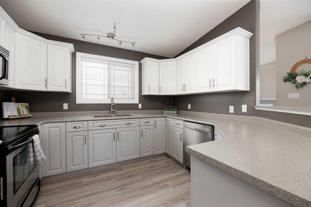 150 Pacific Crescent, Fort Mcmurray, AB - Indoor Photo Showing Kitchen