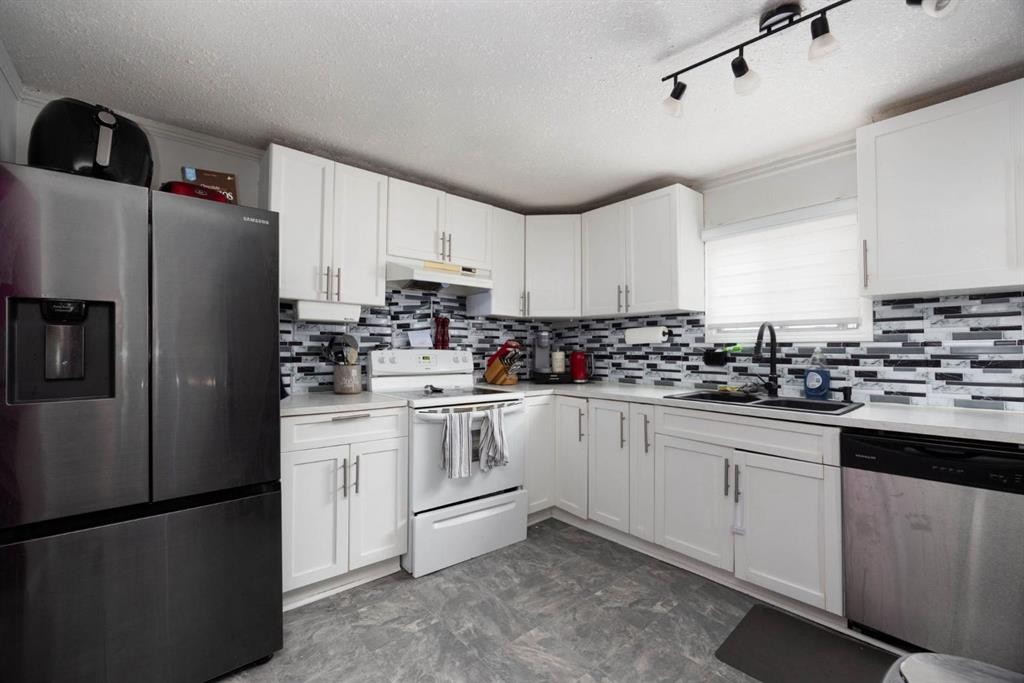 236 Grenfell Crescent, Fort Mcmurray, AB - Indoor Photo Showing Kitchen With Double Sink