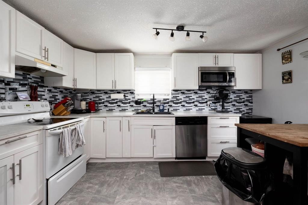 236 Grenfell Crescent, Fort Mcmurray, AB - Indoor Photo Showing Kitchen With Double Sink
