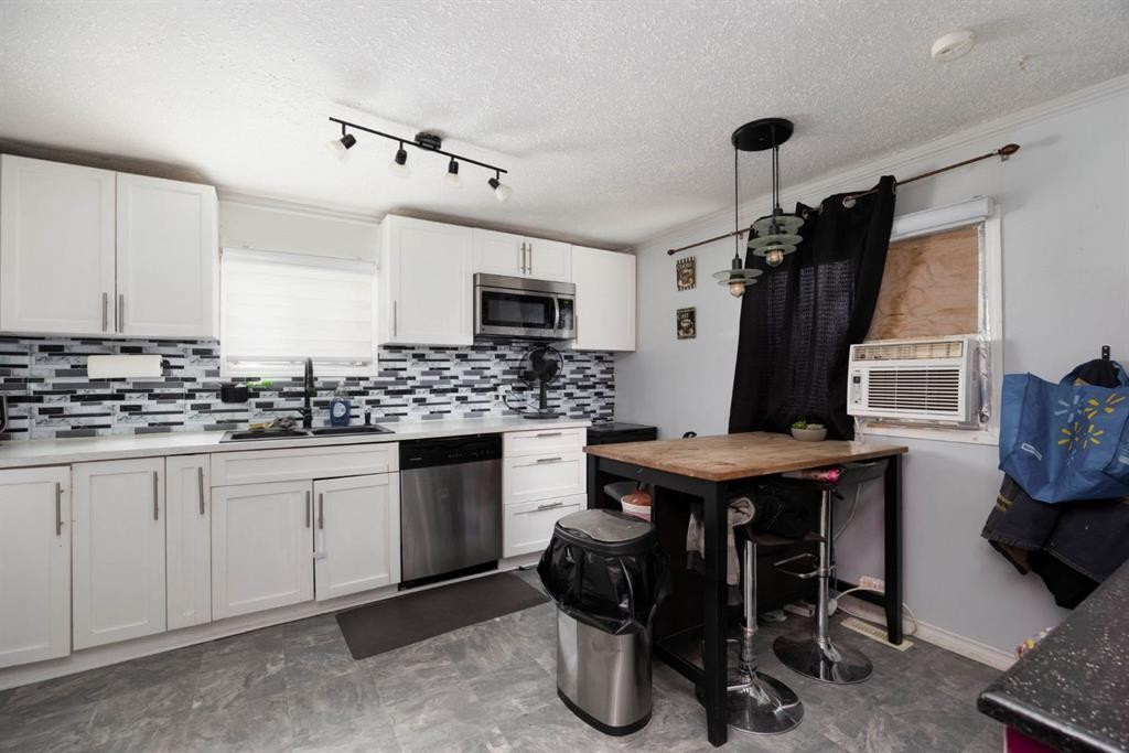 236 Grenfell Crescent, Fort Mcmurray, AB - Indoor Photo Showing Kitchen With Upgraded Kitchen