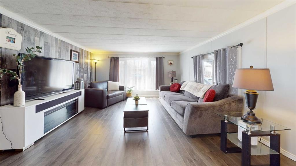 192 Grandview Crescent, Fort Mcmurray, AB - Indoor Photo Showing Living Room