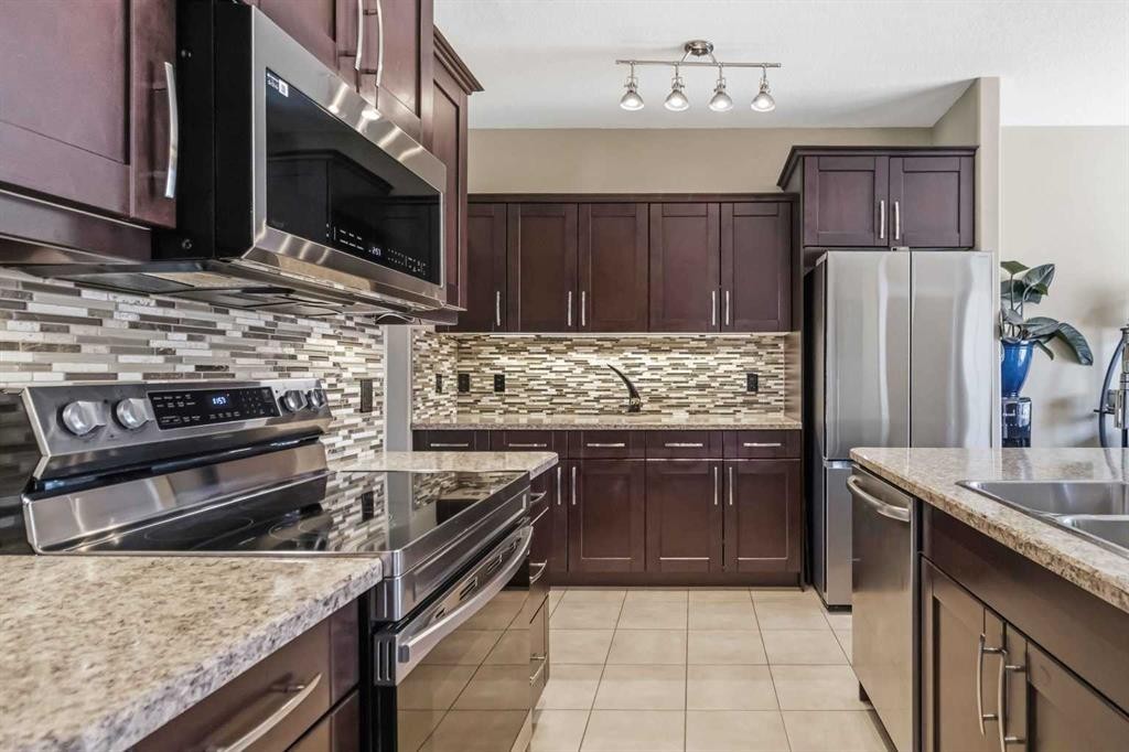 19-300 Sparrow Hawk Drive, Fort Mcmurray, AB - Indoor Photo Showing Kitchen With Stainless Steel Kitchen With Upgraded Kitchen