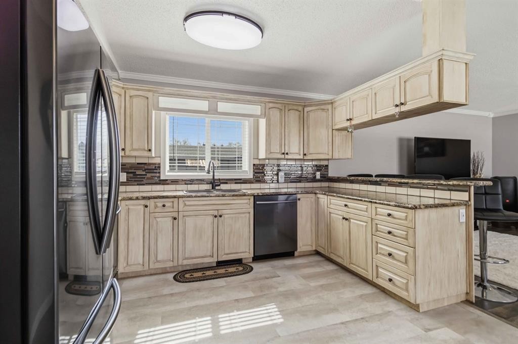 157 Gregoire Crescent, Fort Mcmurray, AB - Indoor Photo Showing Kitchen With Stainless Steel Kitchen
