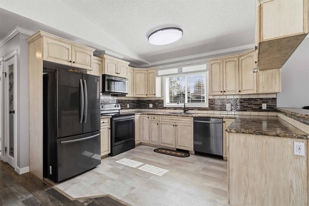 157 Gregoire Crescent, Fort Mcmurray, AB - Indoor Photo Showing Kitchen With Stainless Steel Kitchen