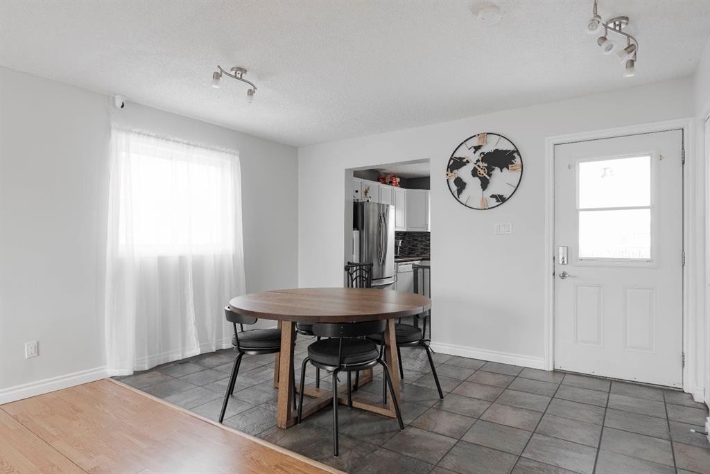 110 Parmenter Crescent, Fort Mcmurray, AB - Indoor Photo Showing Dining Room