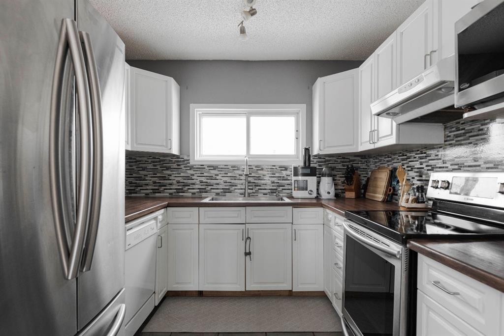 110 Parmenter Crescent, Fort Mcmurray, AB - Indoor Photo Showing Kitchen With Stainless Steel Kitchen