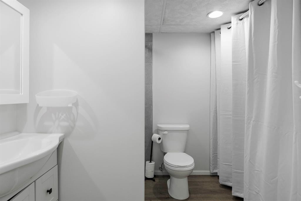 110 Parmenter Crescent, Fort Mcmurray, AB - Indoor Photo Showing Bathroom