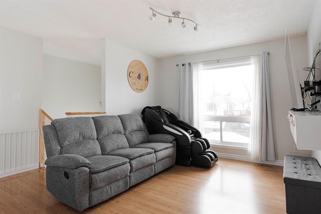 110 Parmenter Crescent, Fort Mcmurray, AB - Indoor Photo Showing Living Room