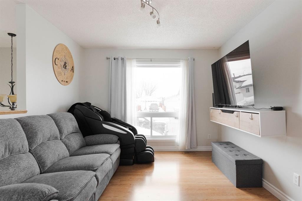 110 Parmenter Crescent, Fort Mcmurray, AB - Indoor Photo Showing Living Room