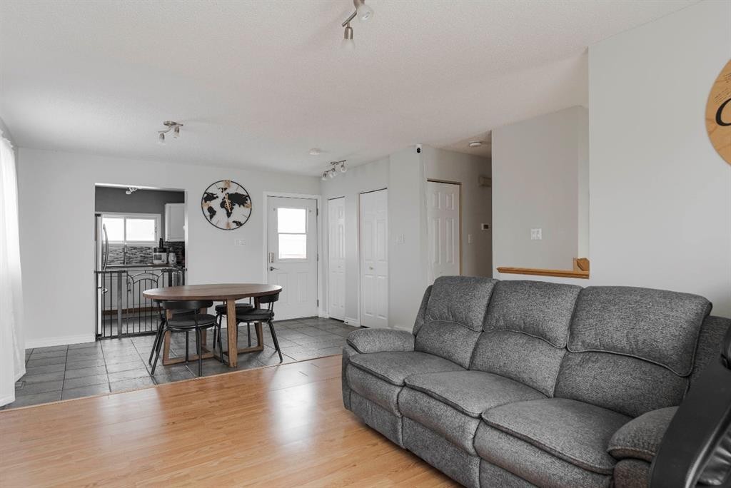 110 Parmenter Crescent, Fort Mcmurray, AB - Indoor Photo Showing Living Room