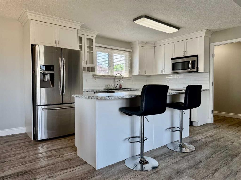 100 Silica Place, Fort Mcmurray, AB - Indoor Photo Showing Kitchen With Stainless Steel Kitchen With Upgraded Kitchen